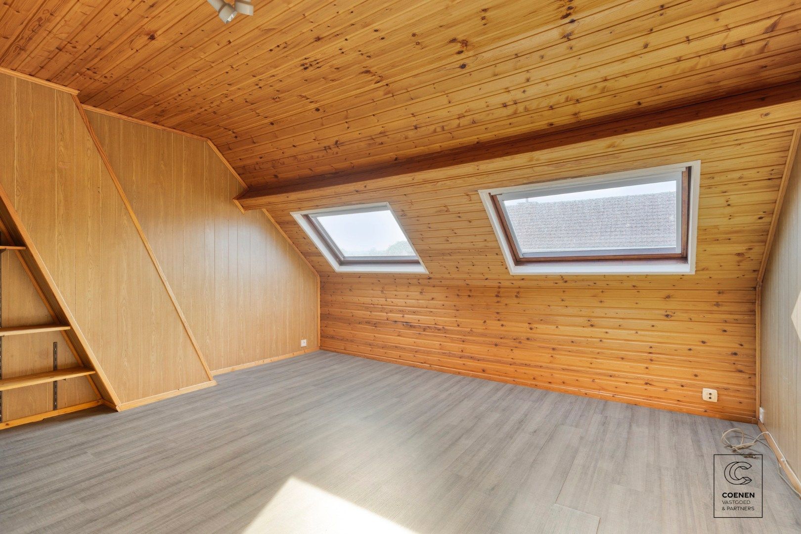 Te renoveren woning van 162 m² met 4 slaapkamers te Ekeren! foto 12