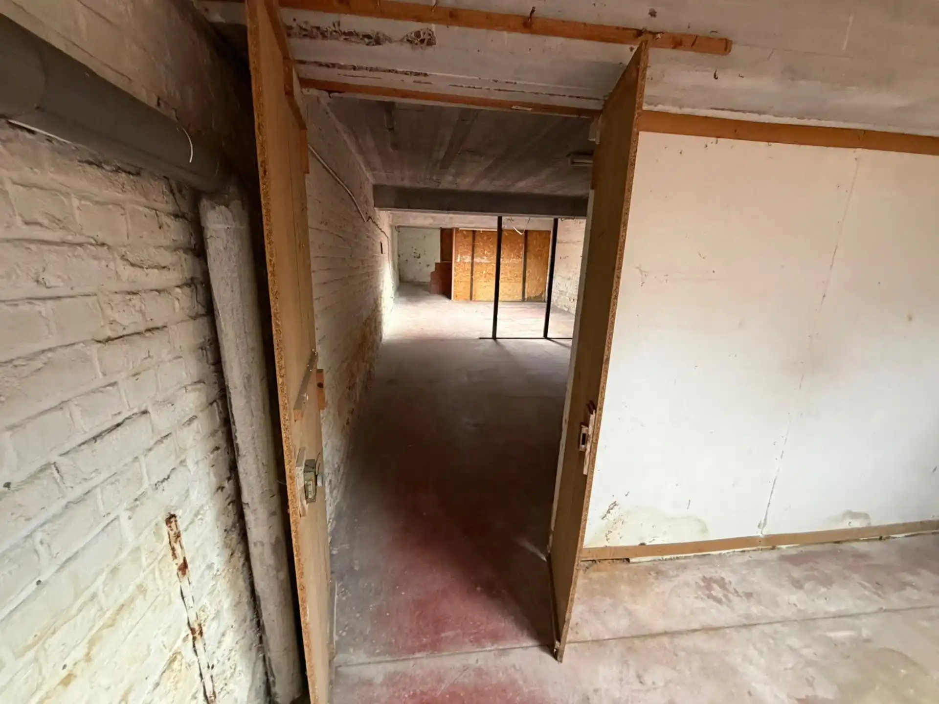 Dubbele bestemming: Parking / Opslagruimte van ±185m² foto 16