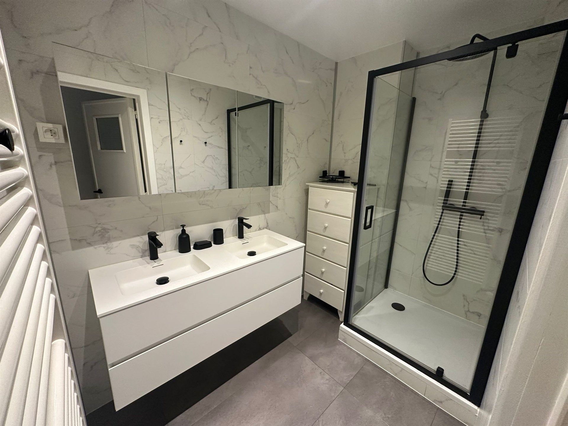 Ruim appartement met drie slaapkamers te Aalst foto {{pictureIndex}}