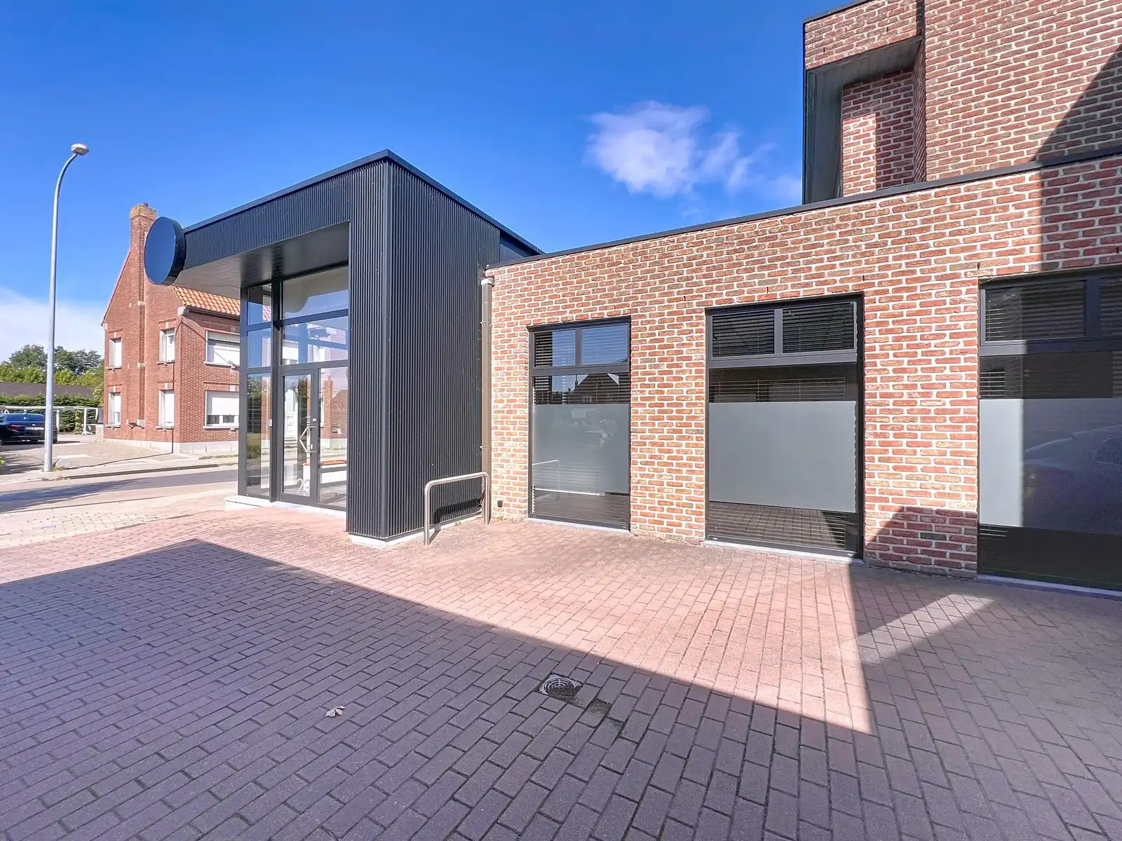 Instapklaar lichtrijk GERENOVEERD pand met mooie open kantoor/praktijkruimte en 4 aparte burelen/consultatieruimtes. foto 4