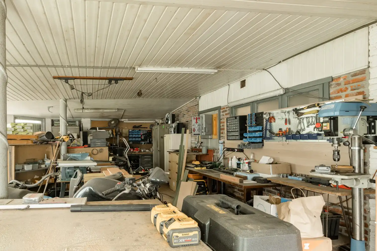 Veelzijdige woning met zorgmogelijkheden, werkruimte en tal van bijgebouwen foto 55
