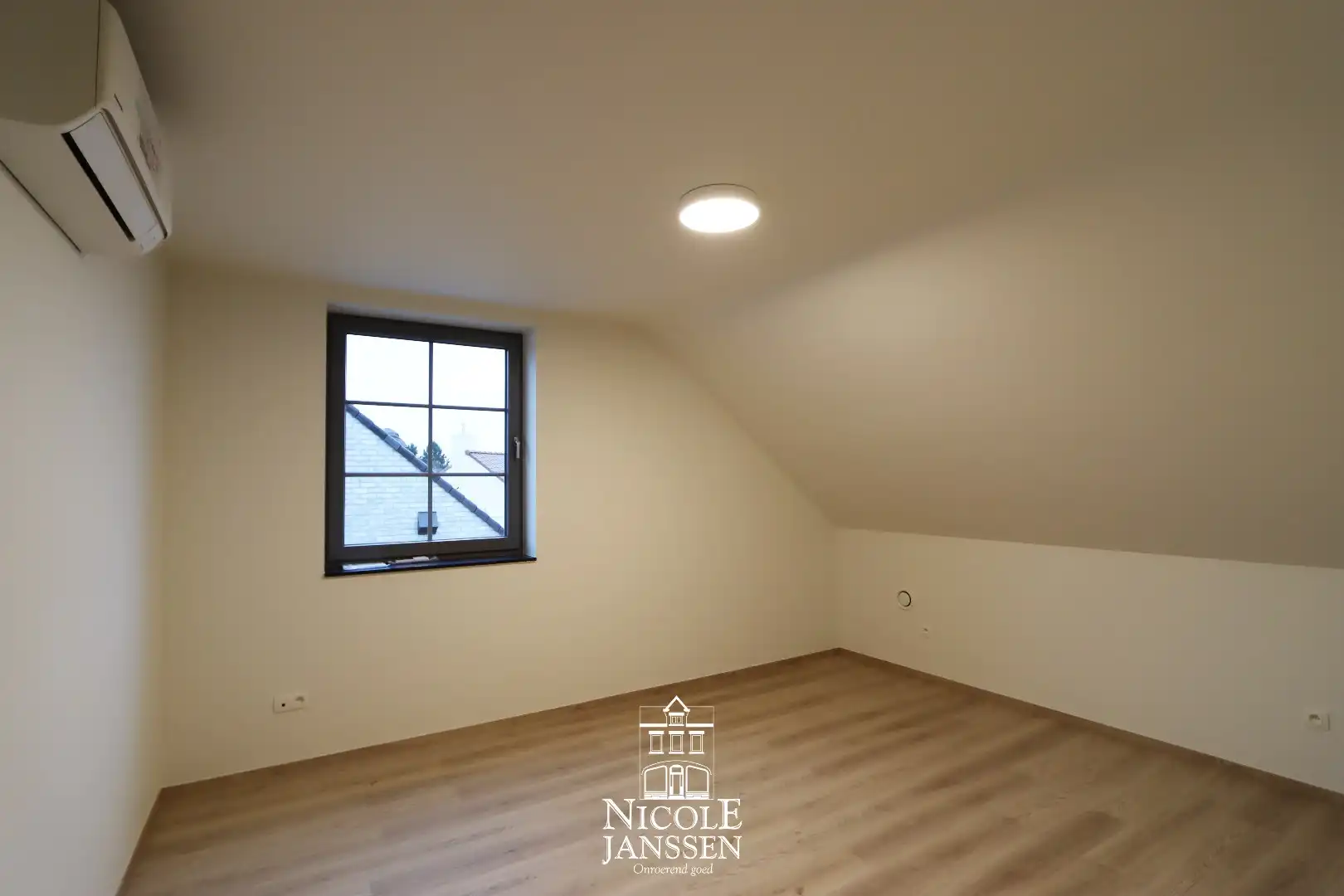 Nieuwbouwwoning met carport foto 17