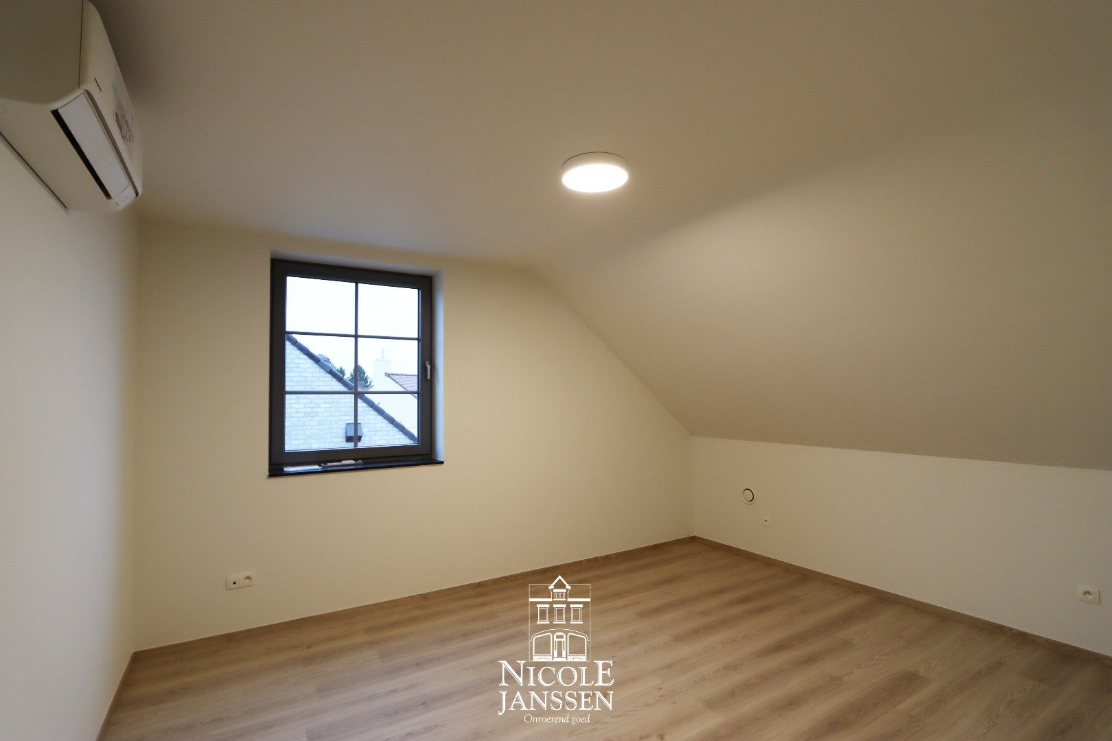 Nieuwbouwwoning met carport foto 17