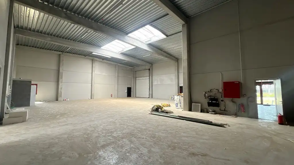 Nieuwbouw magazijn met kantoor te huur in Durmakker Evergem foto 12