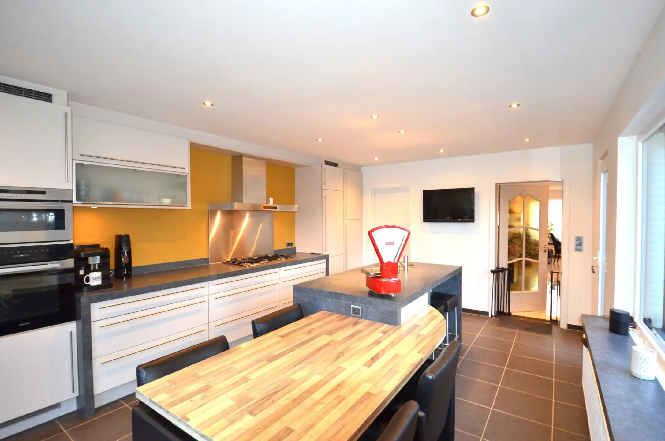 Energetisch gerenoveerde en goed onderhouden woning met grote tuin  foto 5