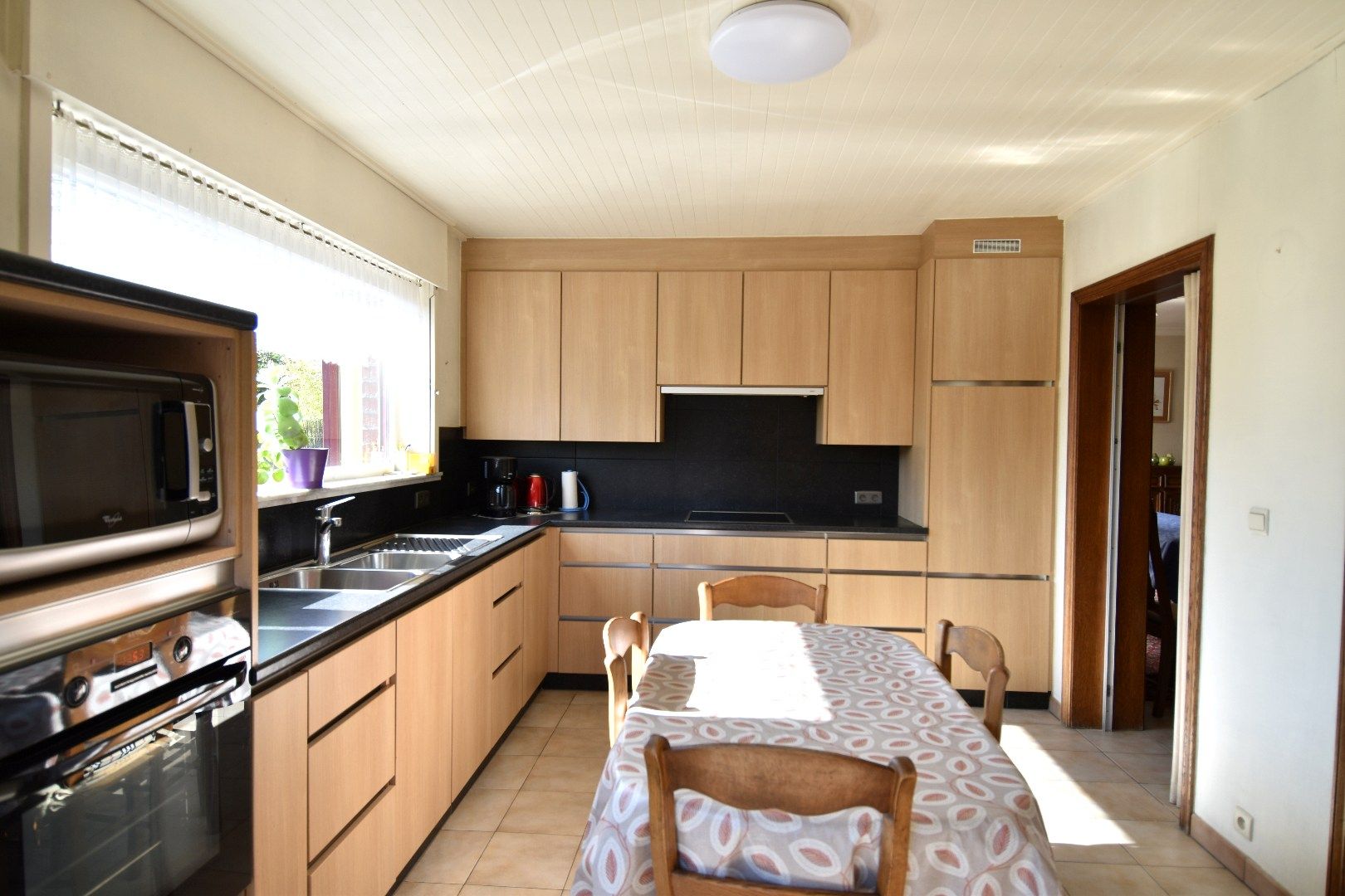 Verzorgde halfopen bebouwing met garage  te Sint-Eloois-Winkel foto 2