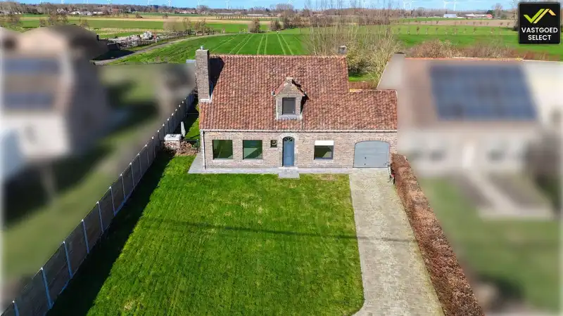 Halfopen bebouwing met 3 slaapkamers op 1358 m2, terras en ruime tuin te Adegem foto {{pictureIndex}}