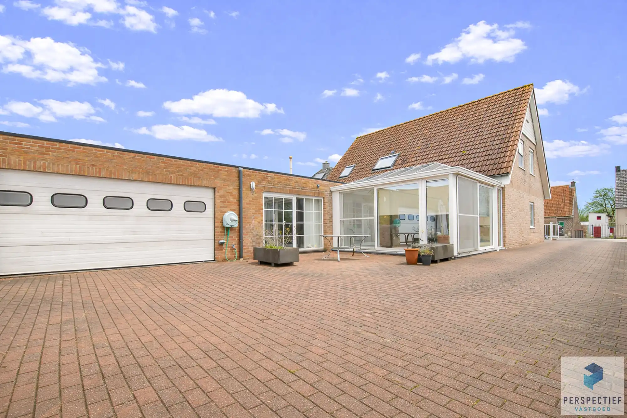 Grote woning met loods in een rustige omgeving foto 2