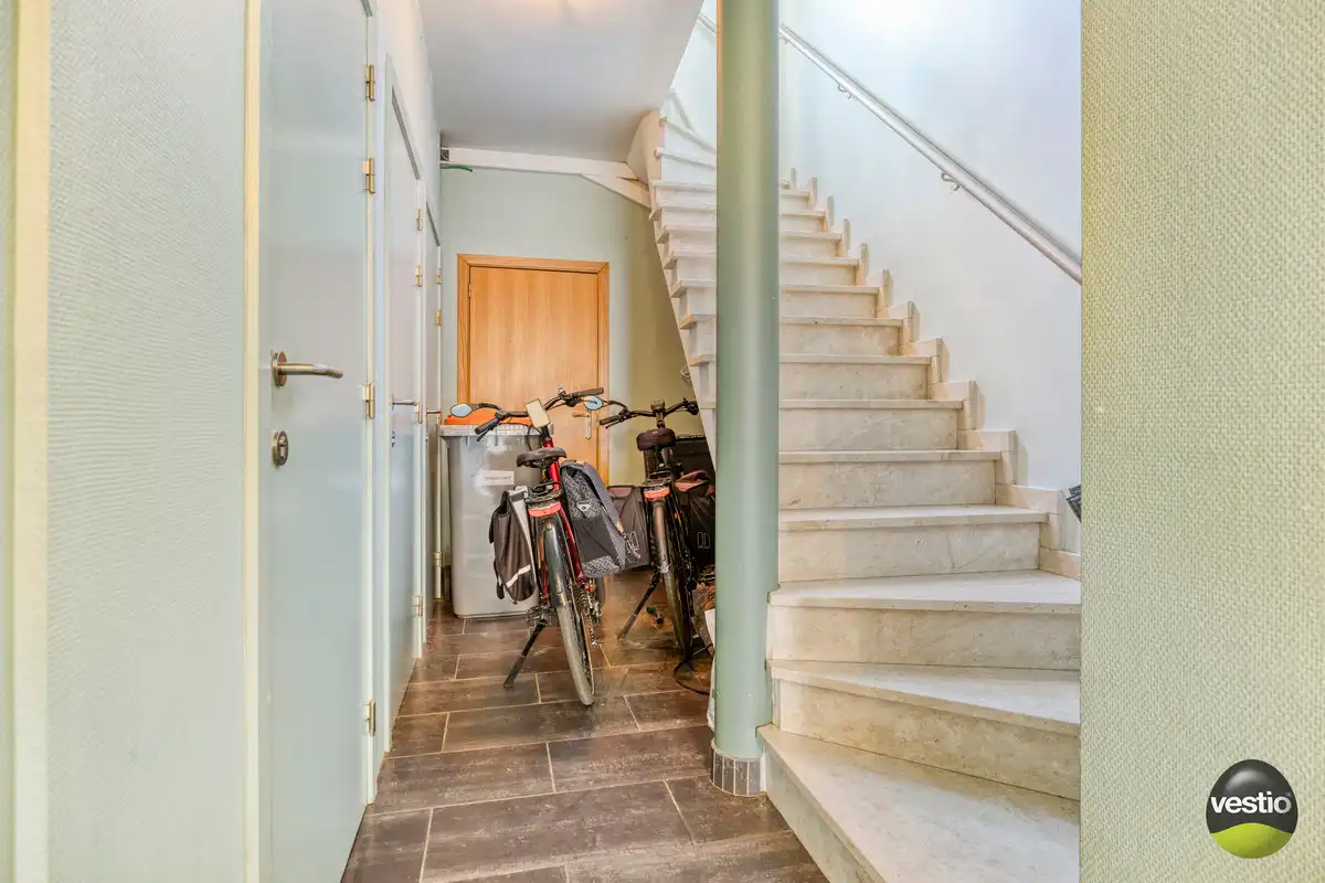 GEHEEL VAN DUPLEX EN VERHUURD HANDELSGELIJKVLOERS  IN CENTRUM VAN BILZEN. foto 4
