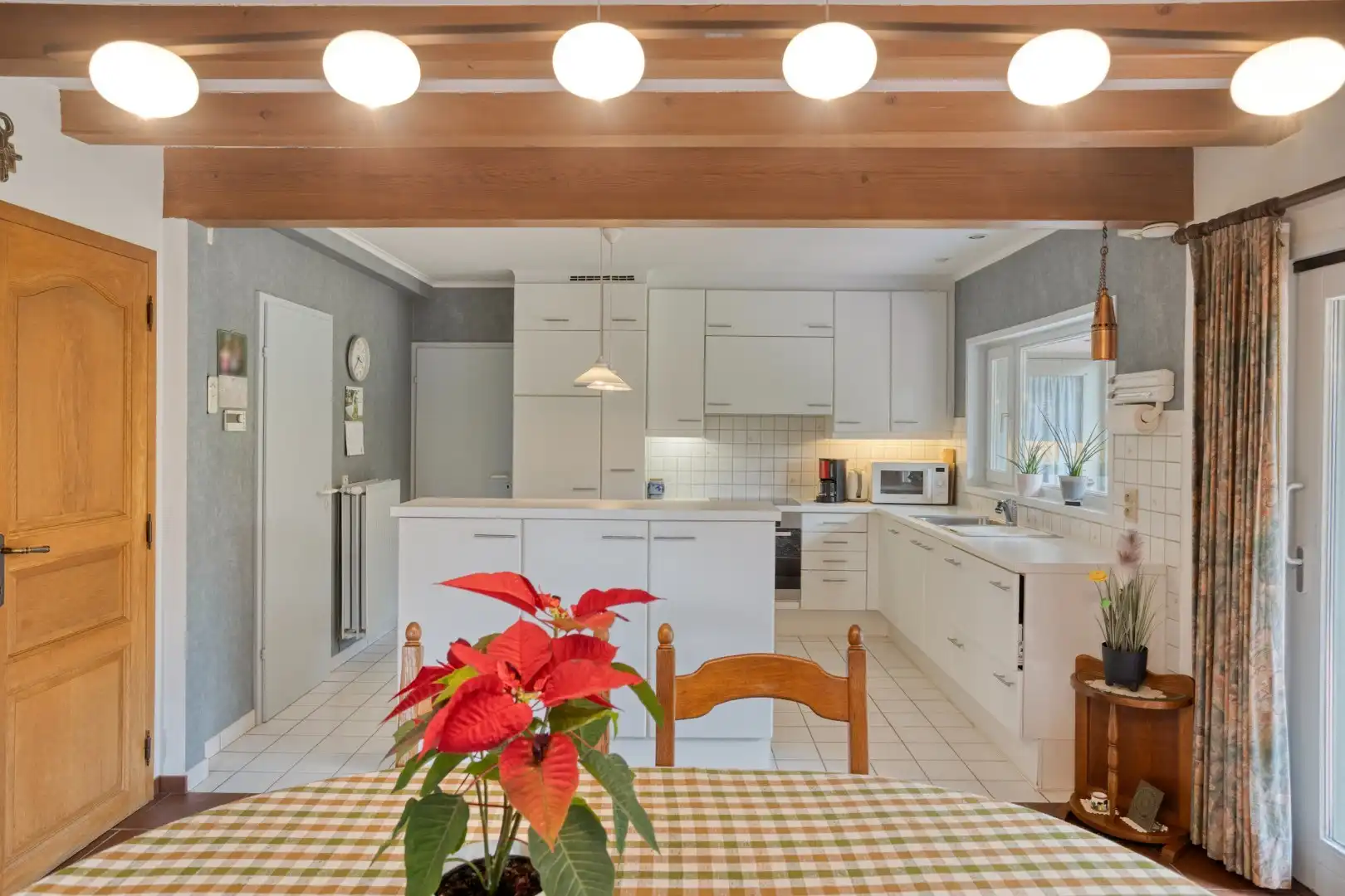 Alleenstaande woning met 2 slaapkamers, garage en grote tuin - verscholen in het groen. foto 10