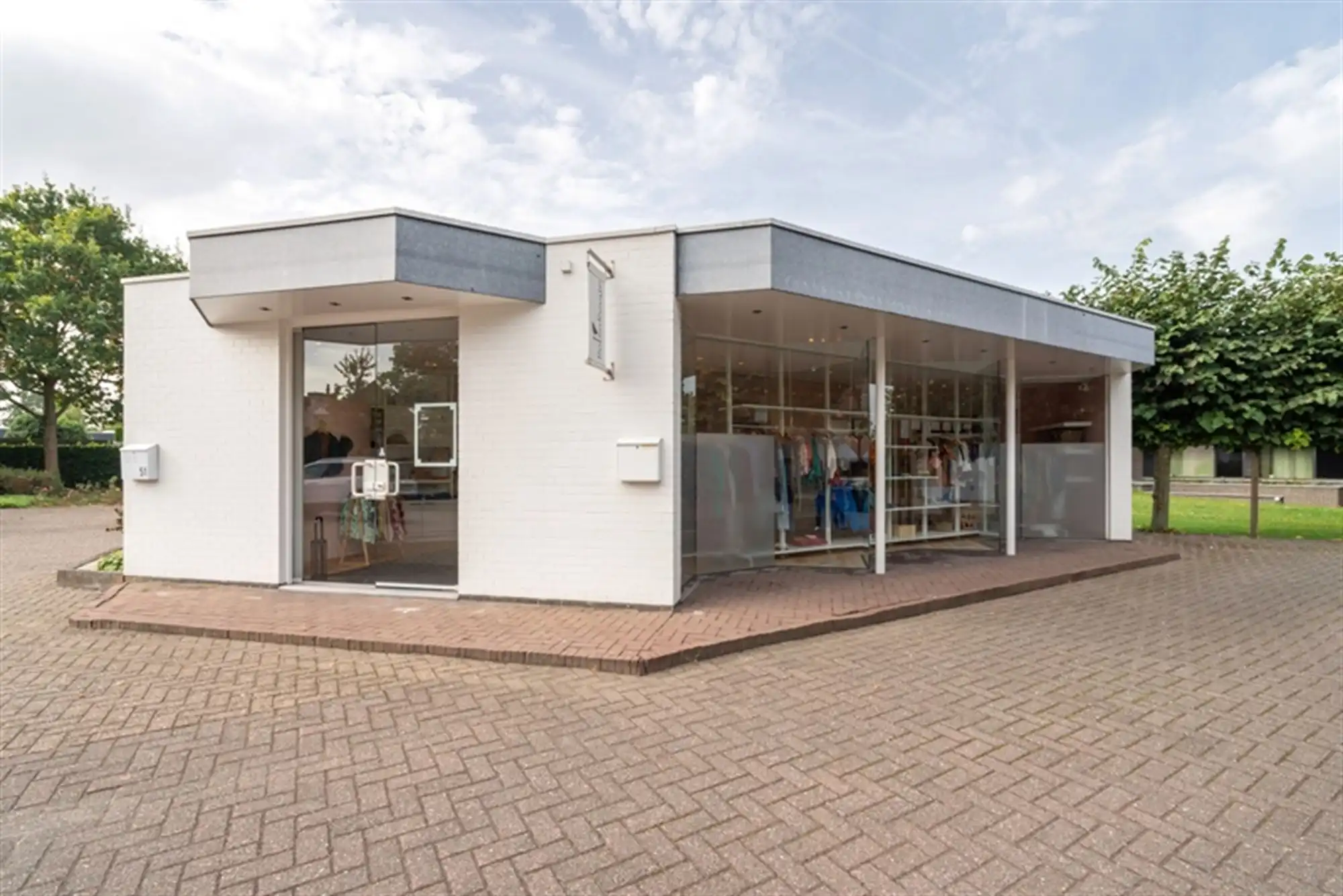 Handelspand met ruime privé parking in centrum Evergem foto 2