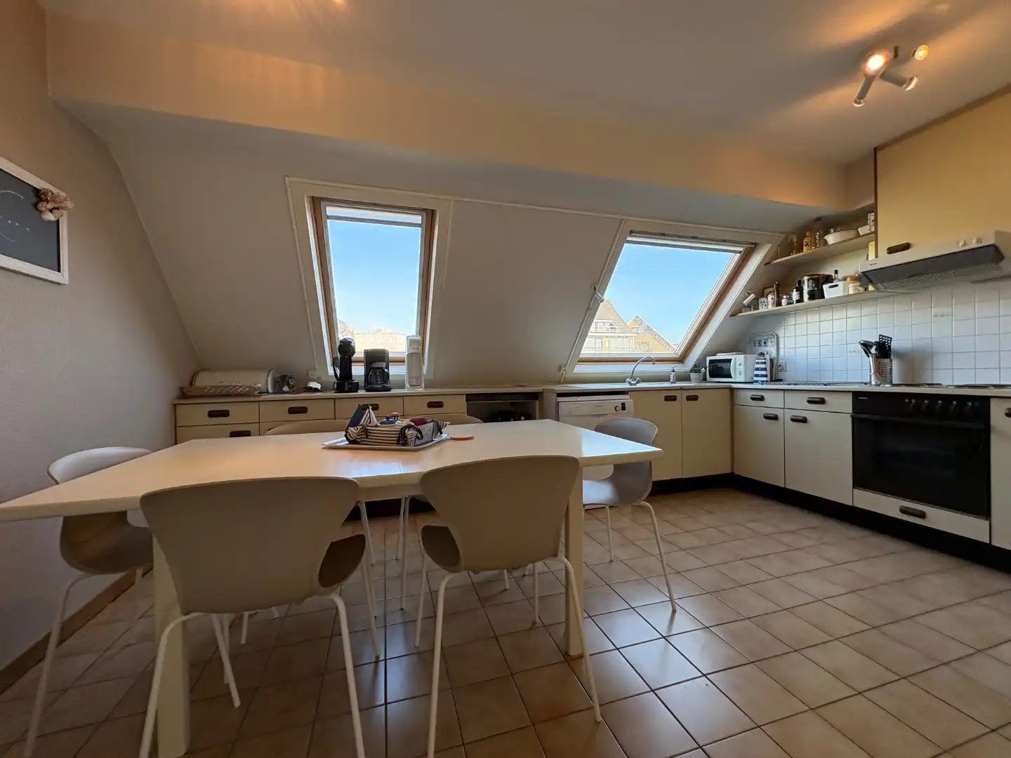Te koop – Ruim duplexappartement aan zee met garage  foto 8