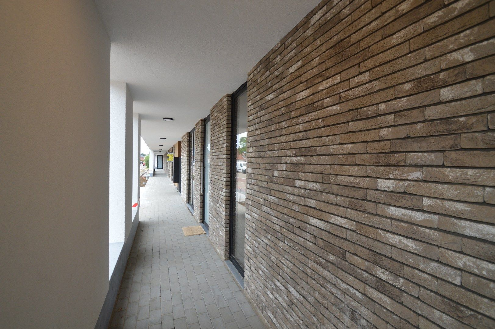 Aantrekkelijk recent gelijkvloers appartement, met 1 slaapkamer, ruim terras, privétuin en standplaats in centrum van Beverst.  foto 5