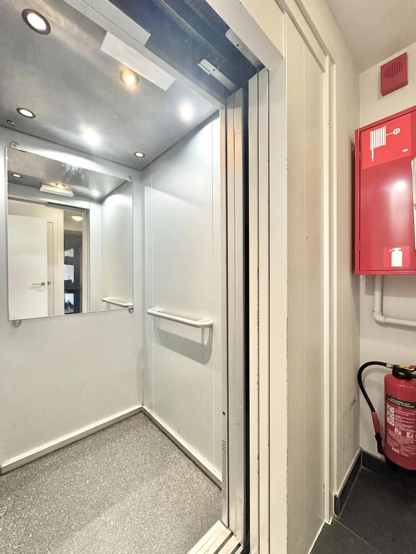 LICHTRIJK APPARTEMENT MET ZONNETERRAS EN 2 KAMERS foto 27