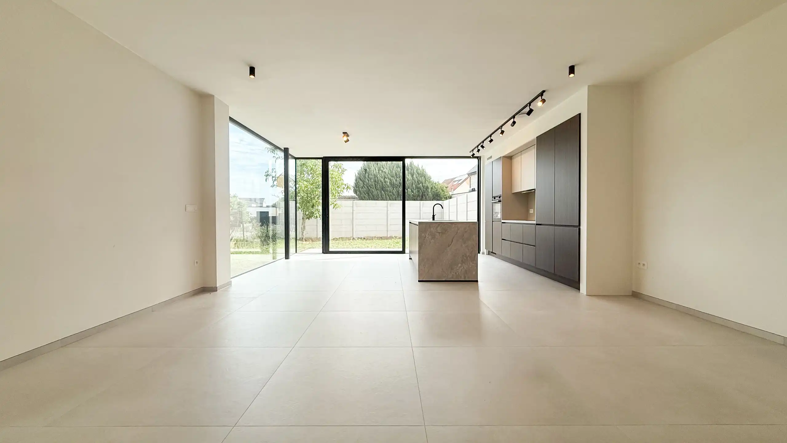 Kwalitatief afgewerkte nieuwbouwwoning op centrale ligging! foto 3