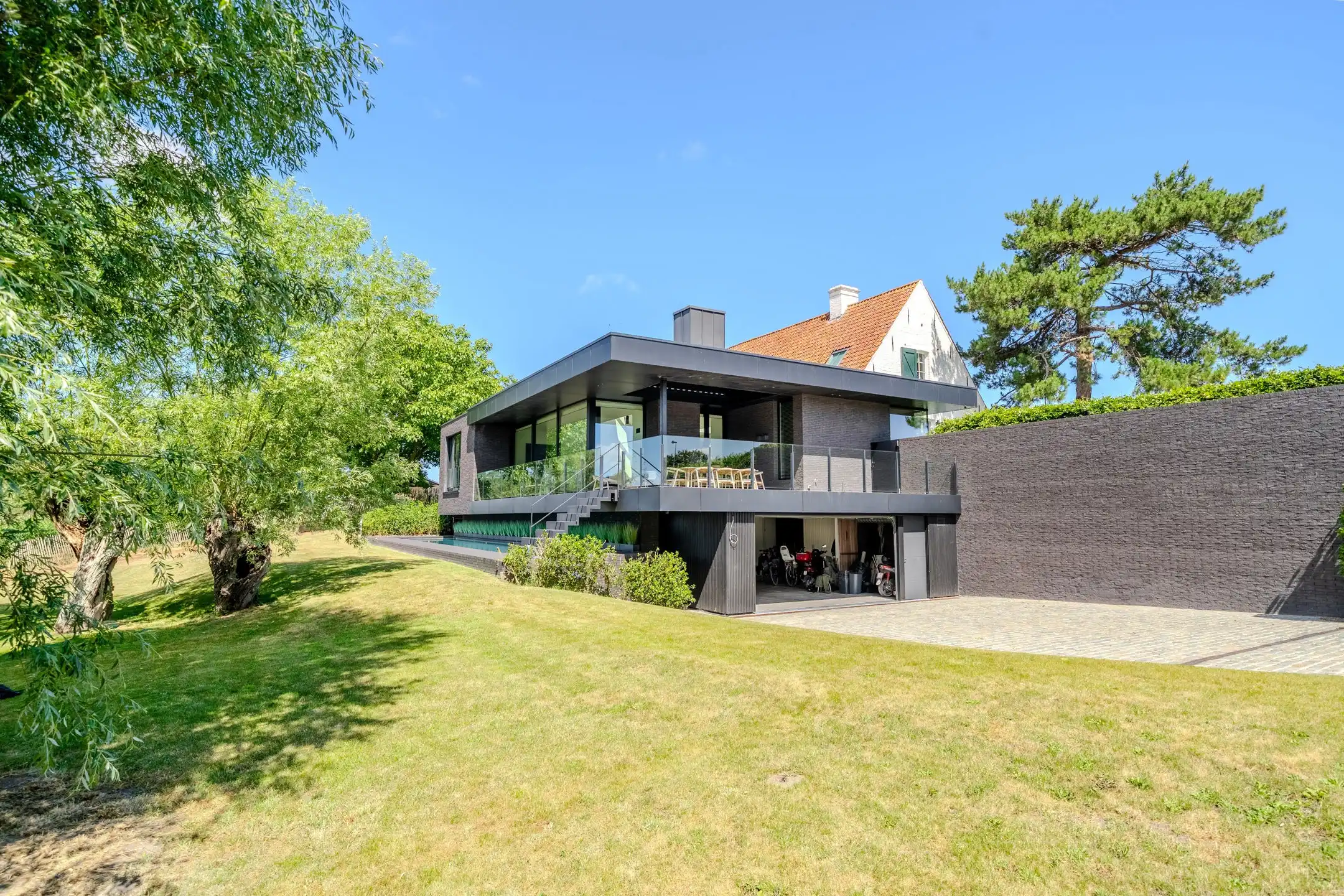Karaktervolle hoeve met authentieke charme en een verfijnde, luxueuze afwerking op een uniek domein van 2.913 m²... foto 2
