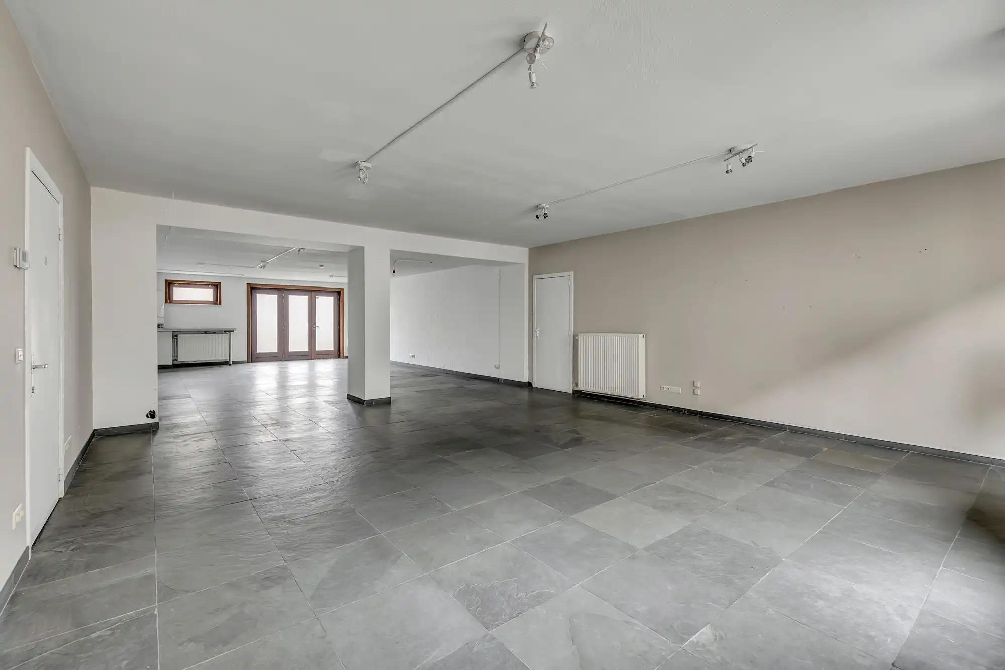 Veelzijdige handelsruimte op centrale ligging met garagebox foto 3