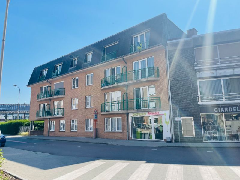 Centraal gelegen appartement met 2 kamers, kelder en garage foto 1