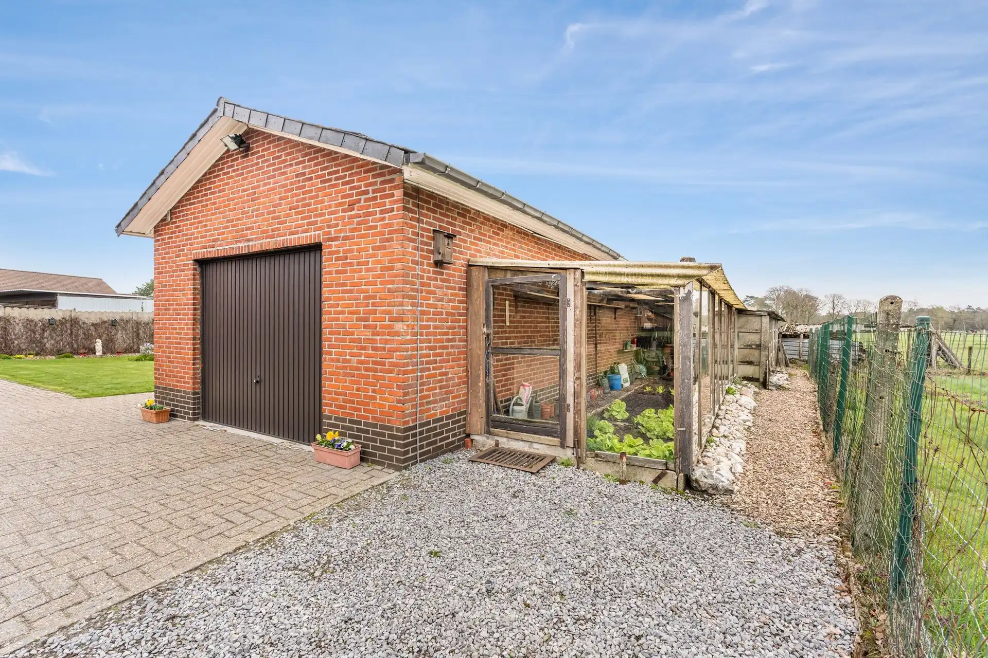 Vrijstaande eengezinswoning met bijhorende gronden foto 3