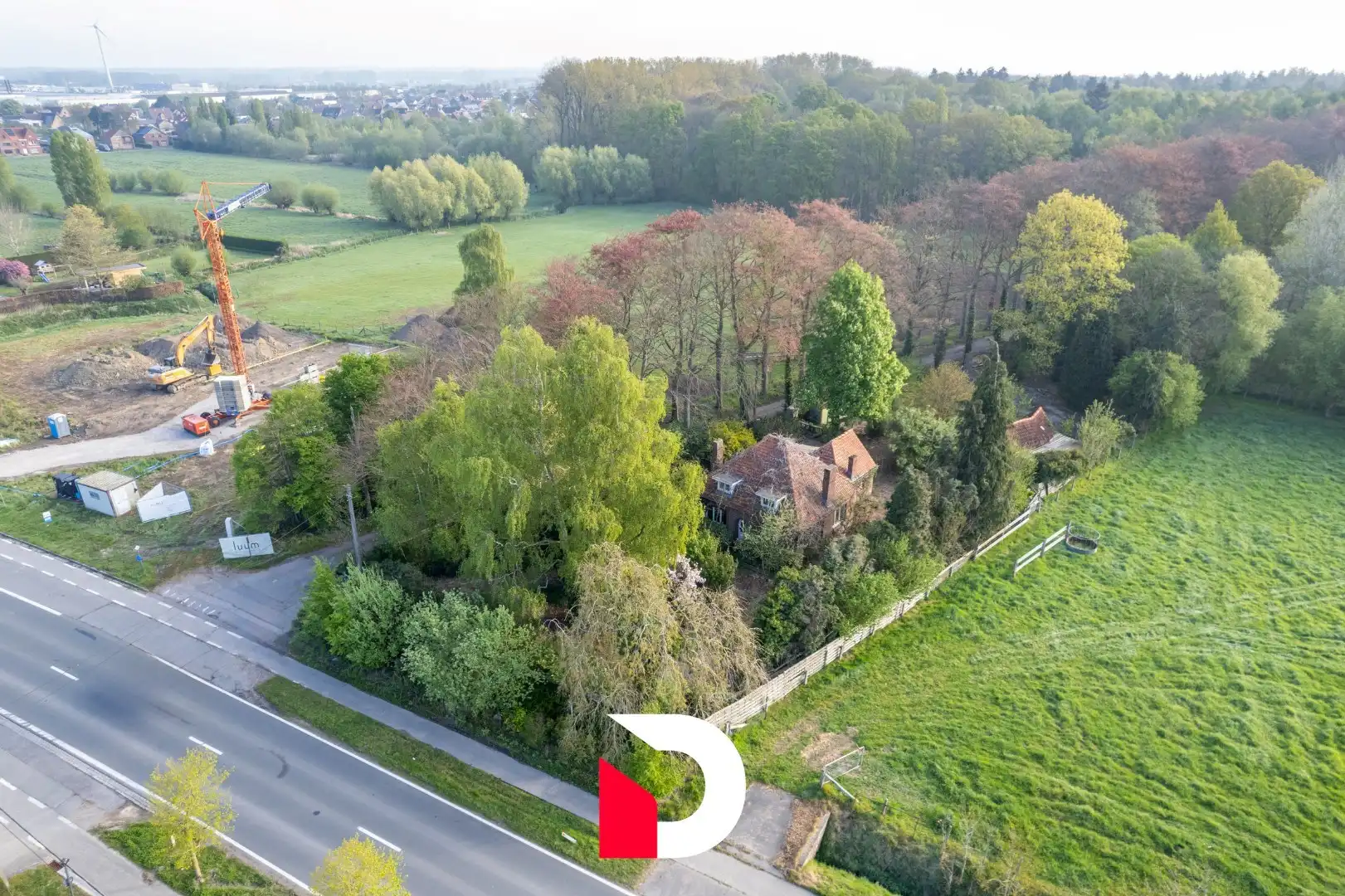 Uniek perceel van 6.448 m² met te renoveren woonst aan Merkenveld bos te Zedelgem  foto {{pictureIndex}}