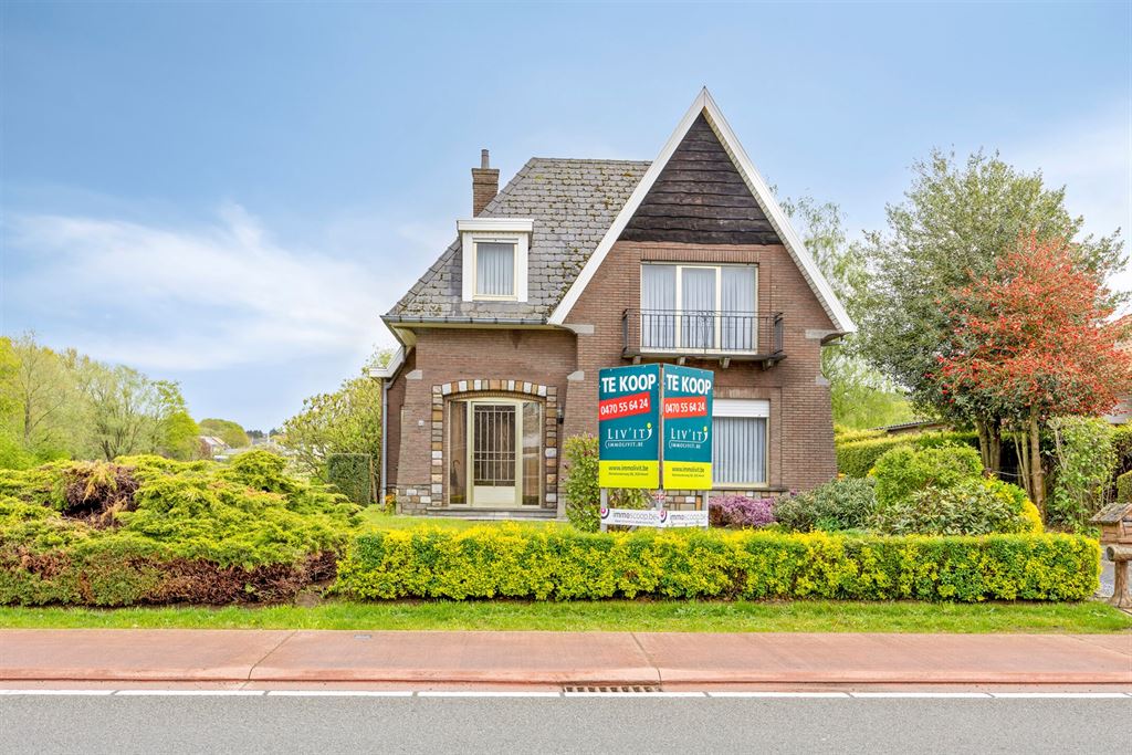 Te renoveren woning op een knap perceel!  foto 1