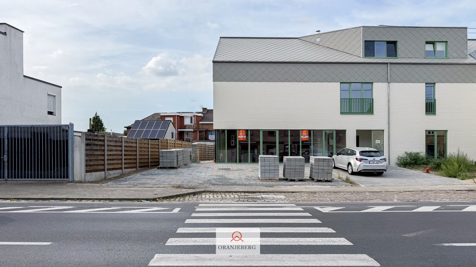 Nieuwbouw handel/kantoorruimte mét parking langsheen de Dendermondsesteenweg foto {{pictureIndex}}