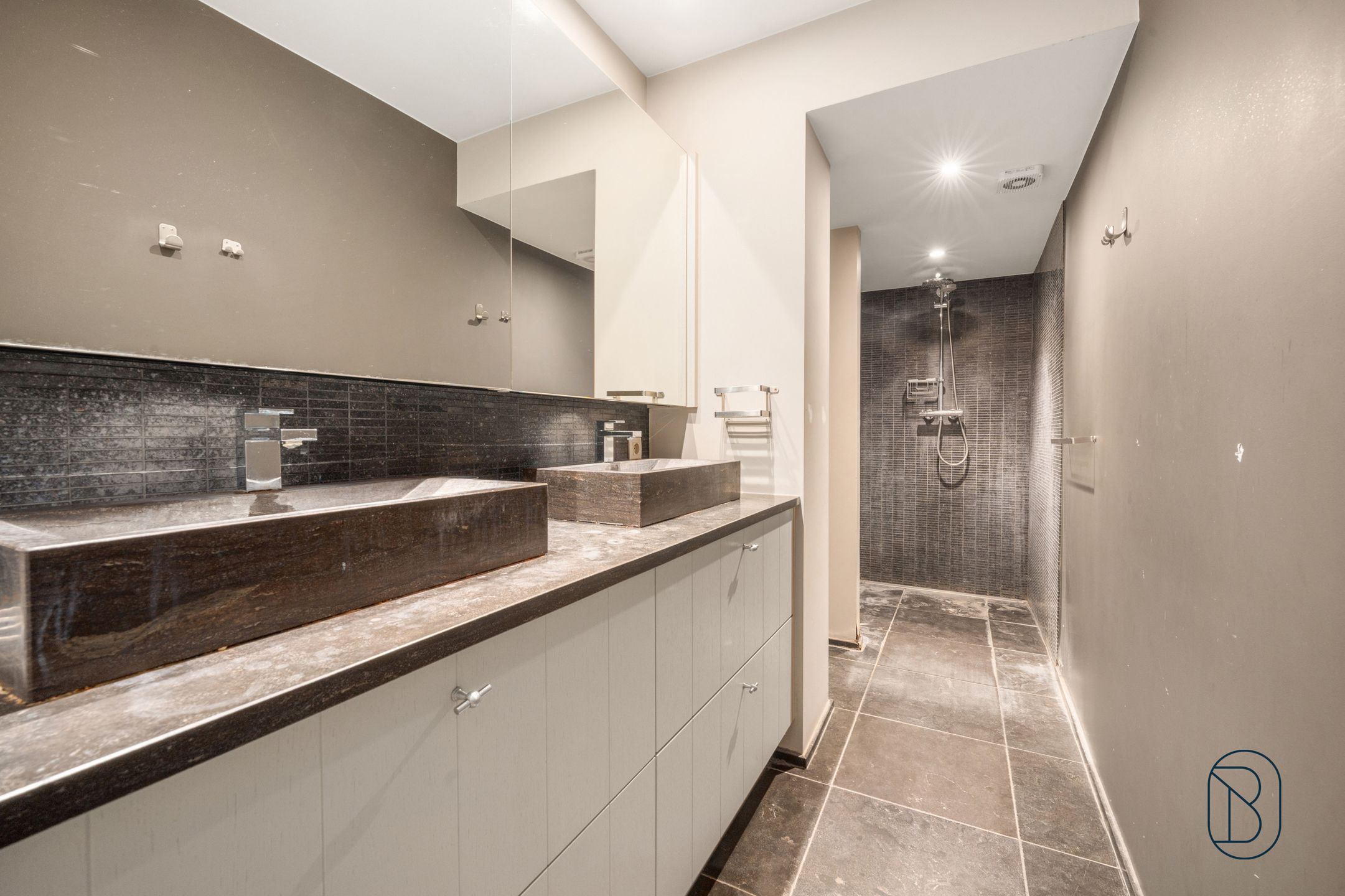 Stijlvolle gerenoveerde woning met loods in Zwevegem foto 23