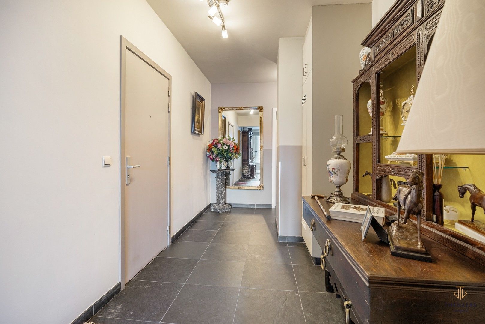 Zeer ruim appartement met 3 slaapkamers & 2 autostaanplaatsen op toplocatie. foto 14