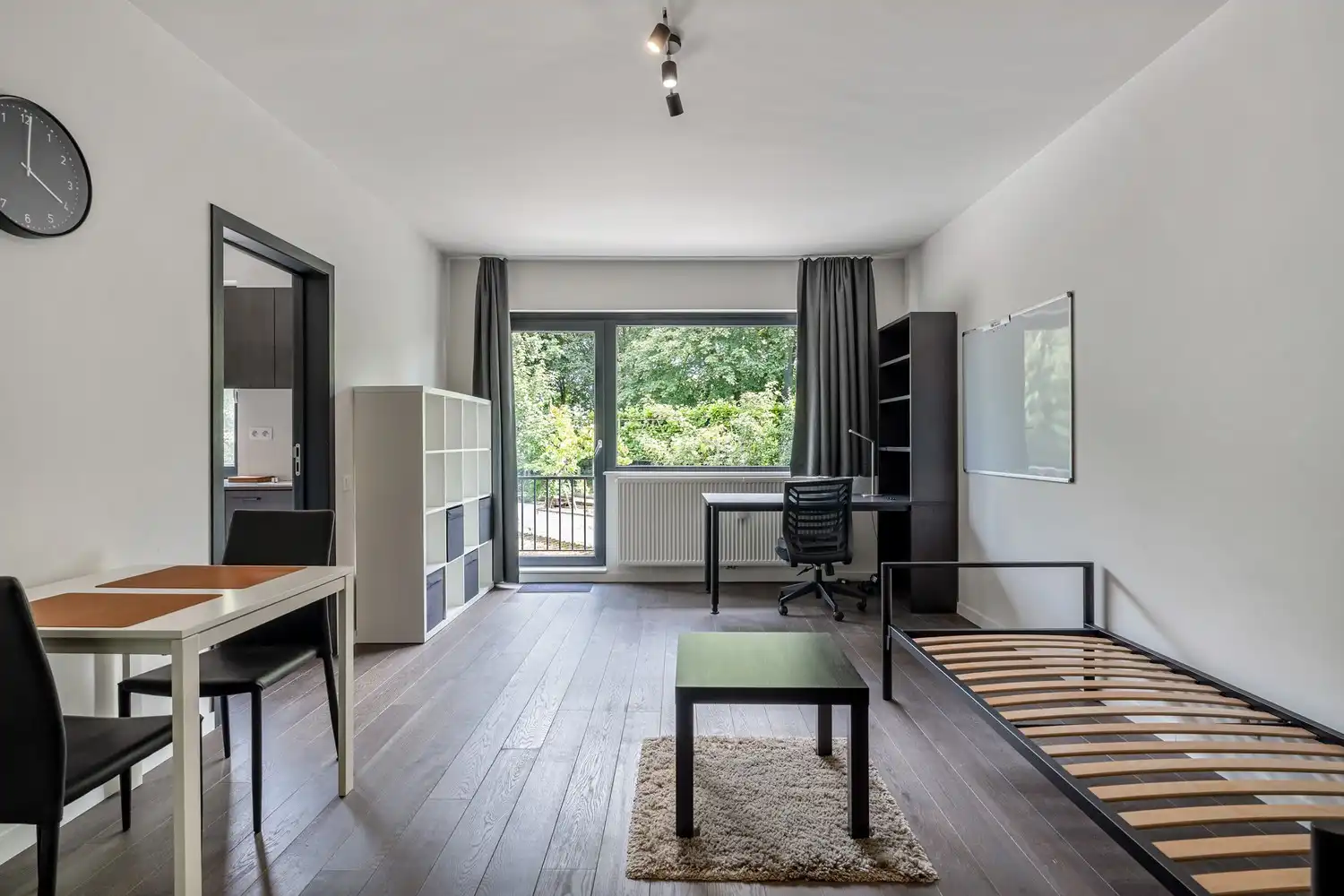Prachtig gerenoveerde en gemeubelde studio met een terras, een kelder en een autostaanplaats nabij het UZ Gasthuisberg te centrum Leuven! foto 4