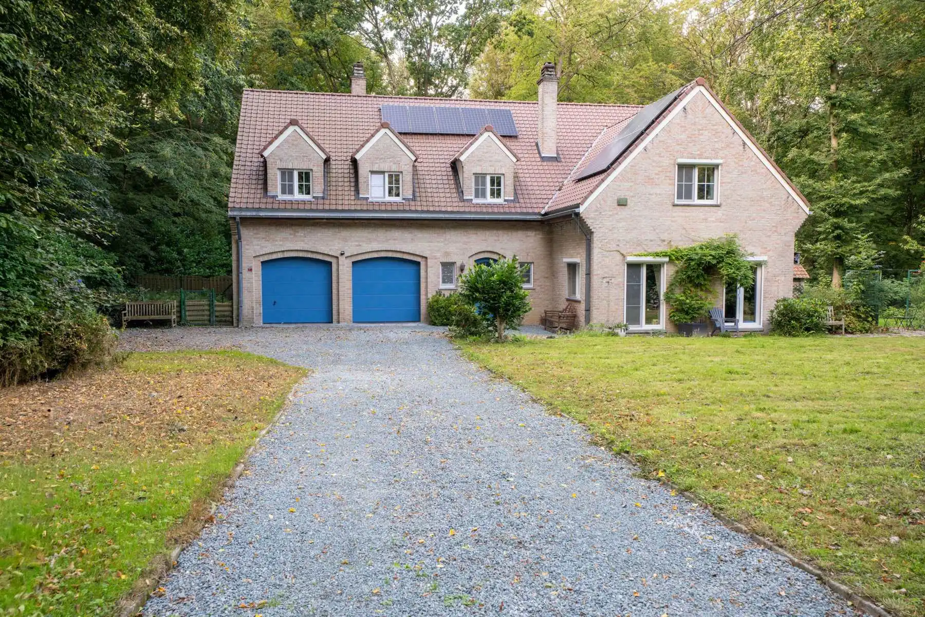 Zeer ruime gerenoveerde woning (± 398 m²) op een perceel van ± 60 are in het prestigieuze Bois de Strihoux foto {{pictureIndex}}