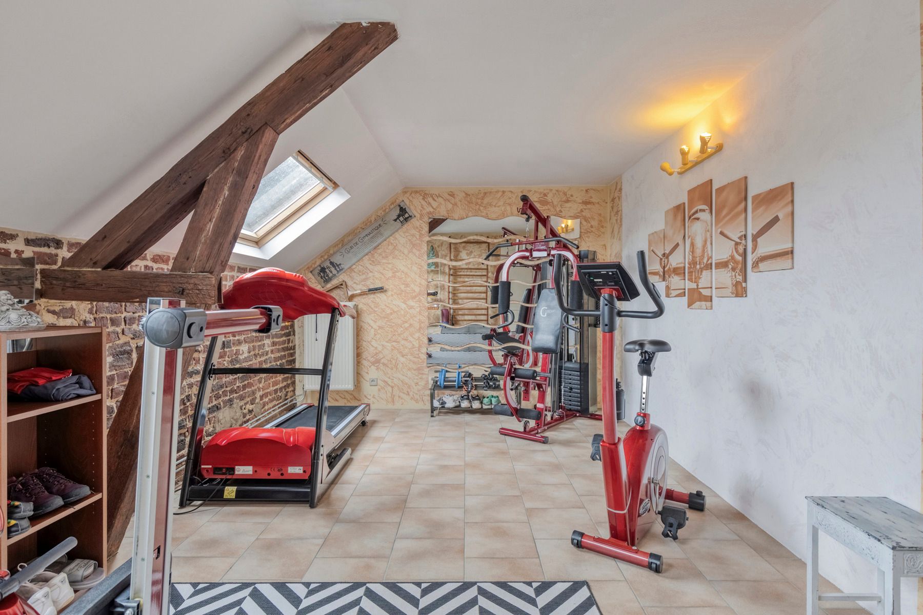 Ruime woning met aanpalende loods op toplocatie. foto 17