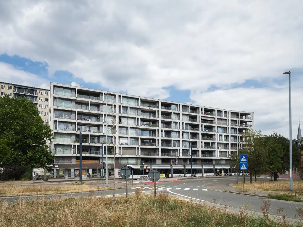 Ruim 3-slaapkamerappartement met zuidgericht terras en open zichten. foto {{pictureIndex}}