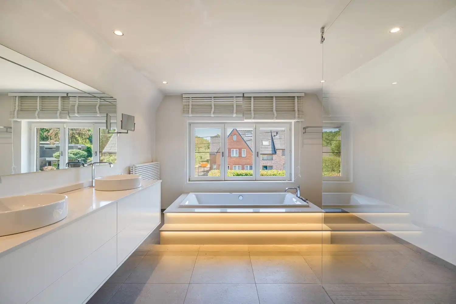 Exclusief wonen met zwembad, bijgebouw en uitzonderlijk veel ruimte foto 26