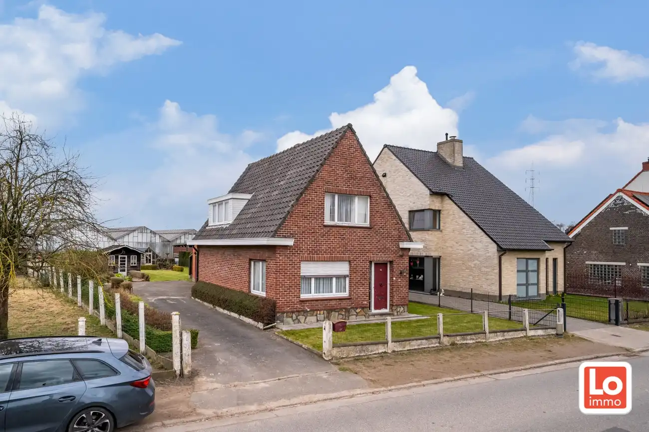 VERKOCHT! Charmante open te renoveren woning met garage en grote tuin op een goed bereikbare locatie tussen Lochristi en Oostakker! foto 3