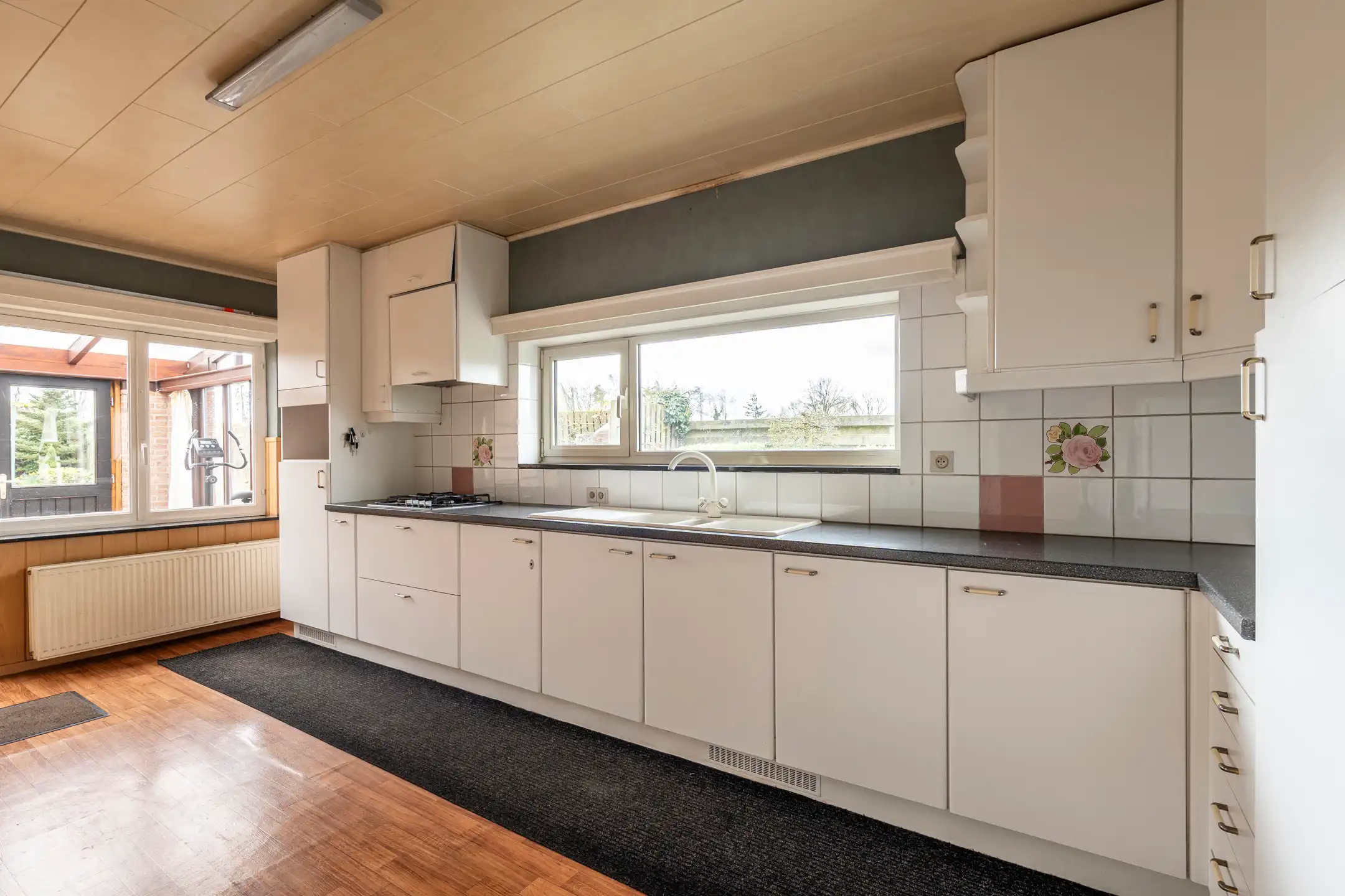  Half open woning met garage/bijgebouw op 610 m² grond. foto 6