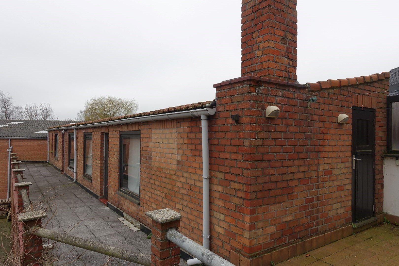 Ruime op te frissen woning met garages op een uitstekende locatie in centrum Oudenburg foto 22