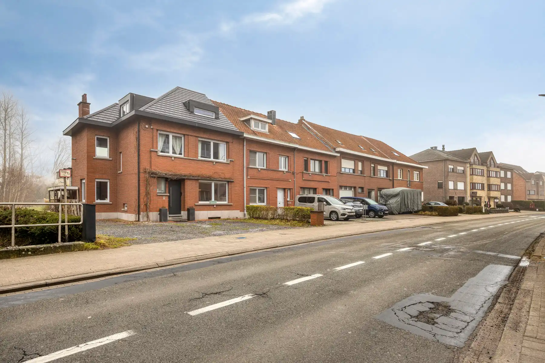 Leemans Immobiliën stelt u deze halfopen en bijzonder gezellige woning voor, gelegen in het hart van Merchtem.  foto 2