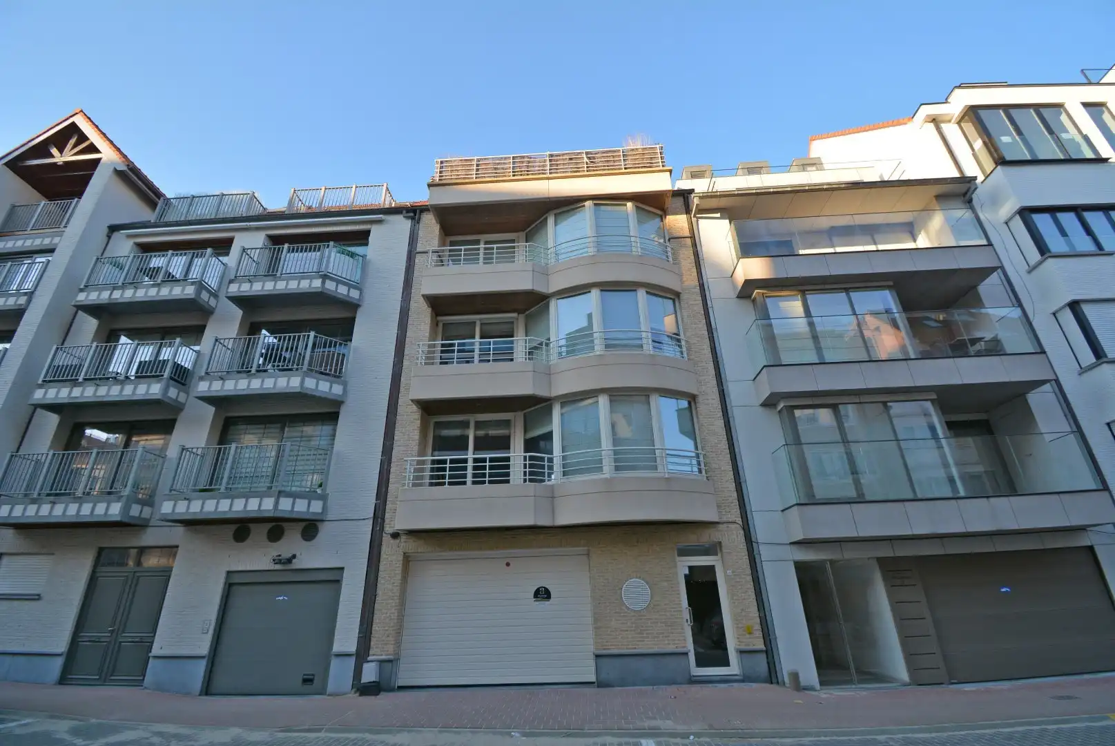 Binnen autostandplaats (gemakkelijk toegankelijk) in recent gebouw foto {{pictureIndex}}