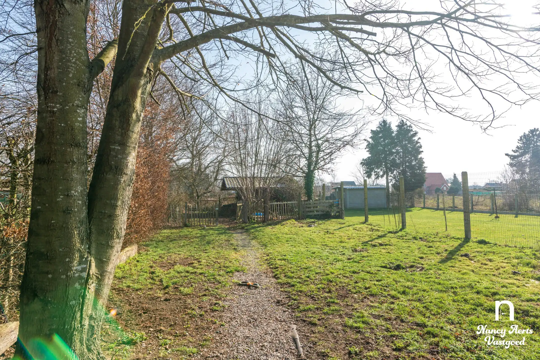 Ruime halfopen woning met tuin en veel potentieel foto 24