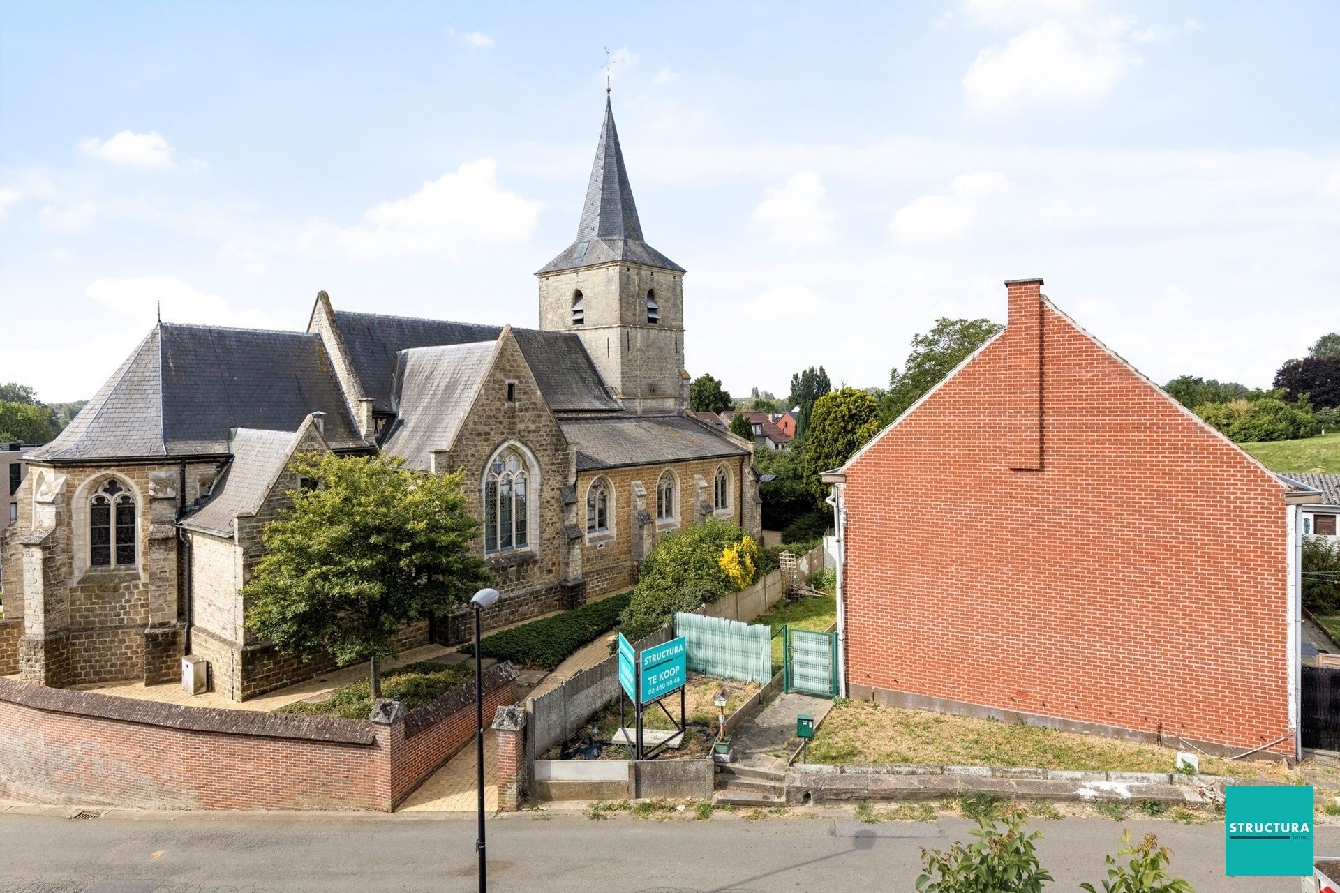 ONDER COMPROMIS: Woning met opfrispotentieel, uitmuntend gelegen in de schaduw van de kerk van Relegem! foto 2