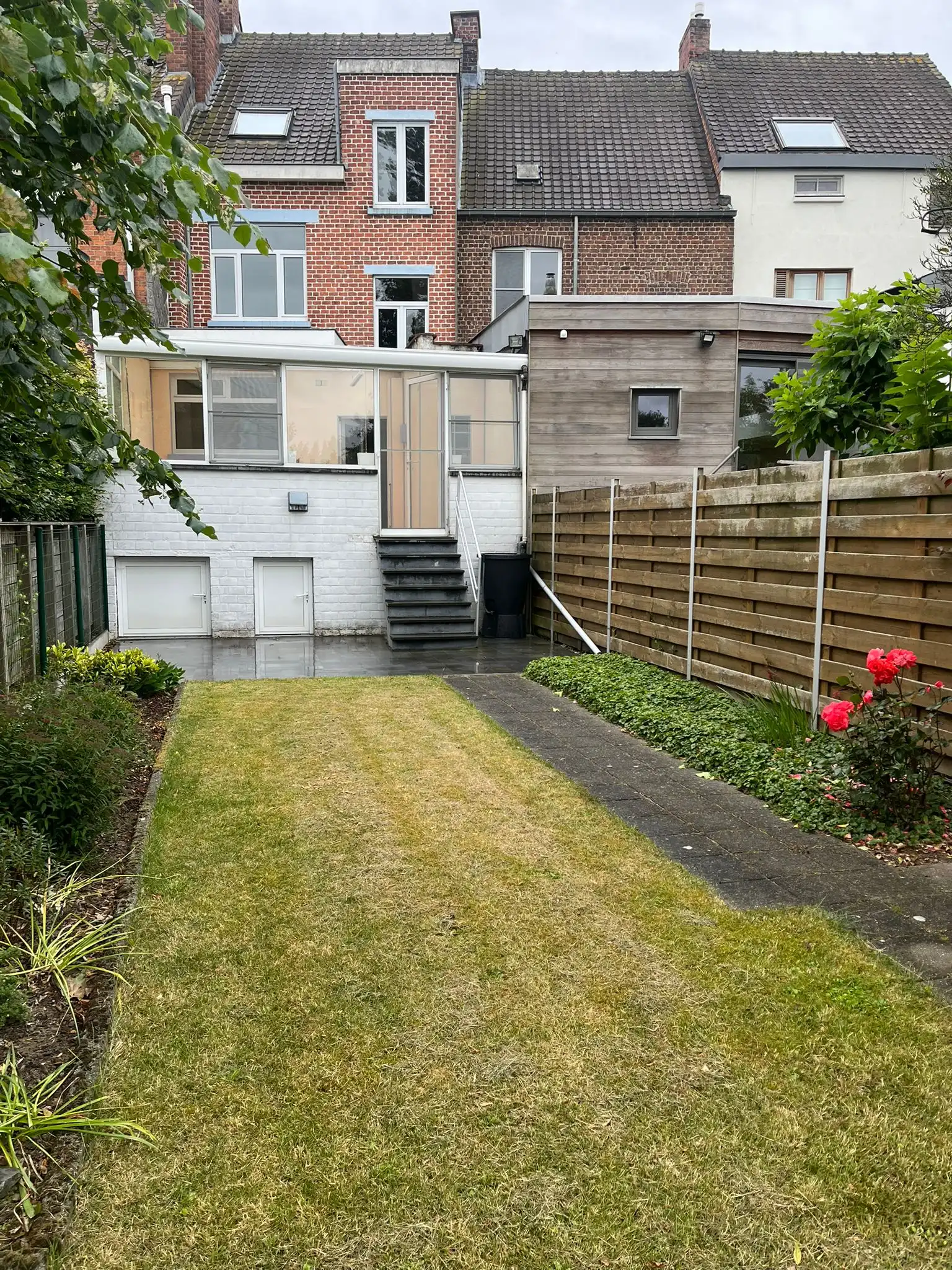 Stadswoning met tuin en parkeerplaats foto 2