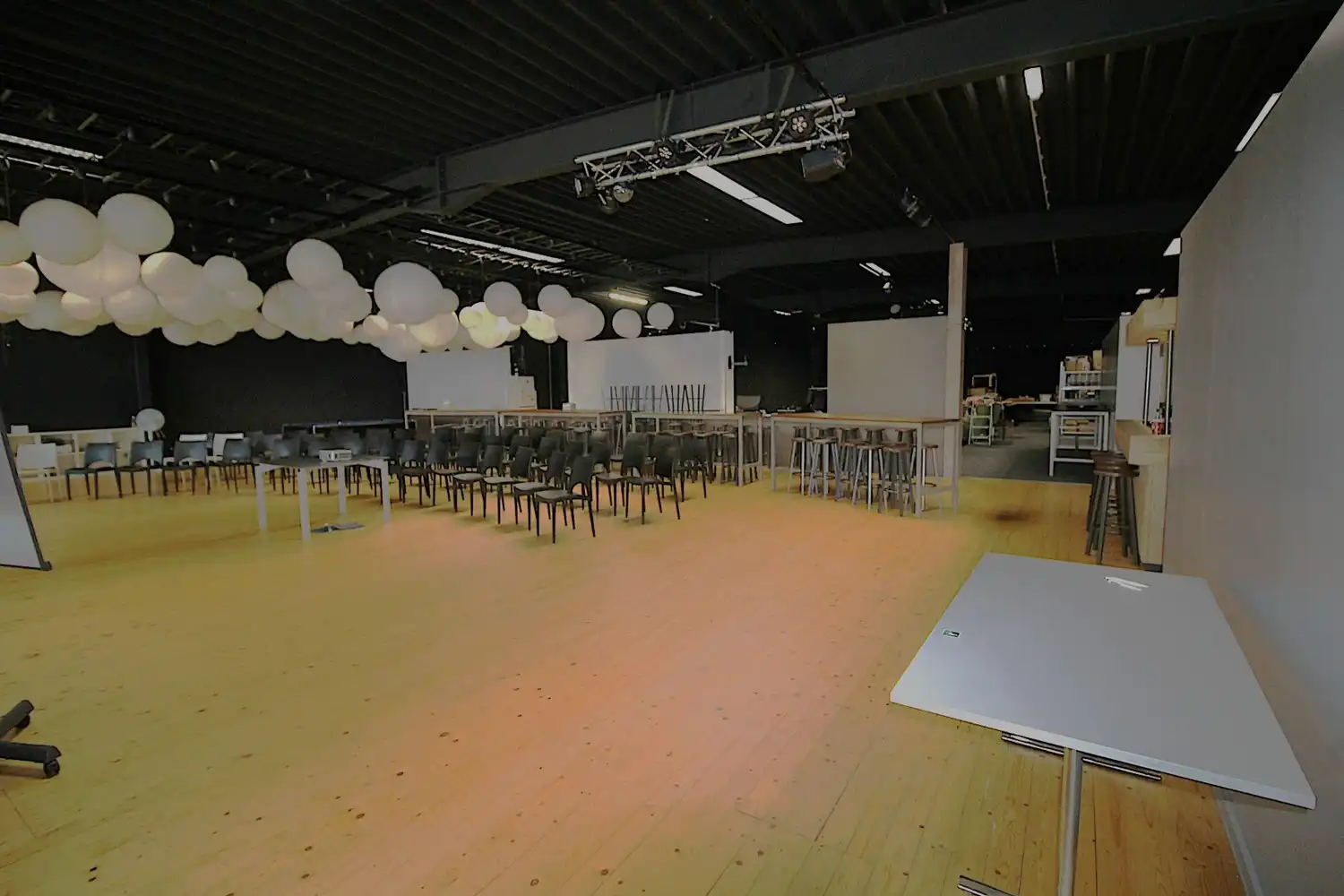 bedrijfsgebouw | 960m² showroom, kantoren en parking foto 9