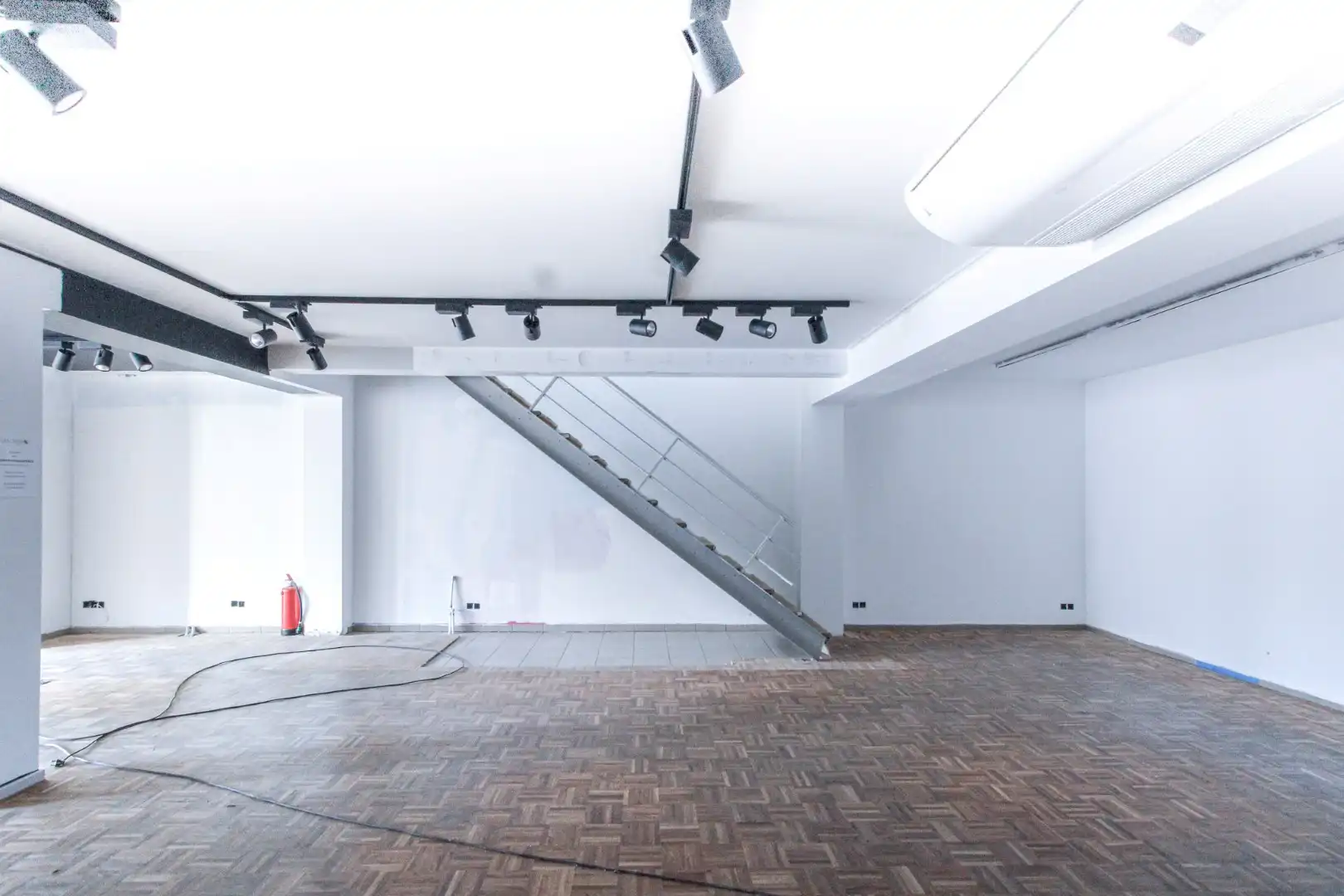 Centraal gelegen winkelpand met mezzanine Lippenslaan 162 foto 3