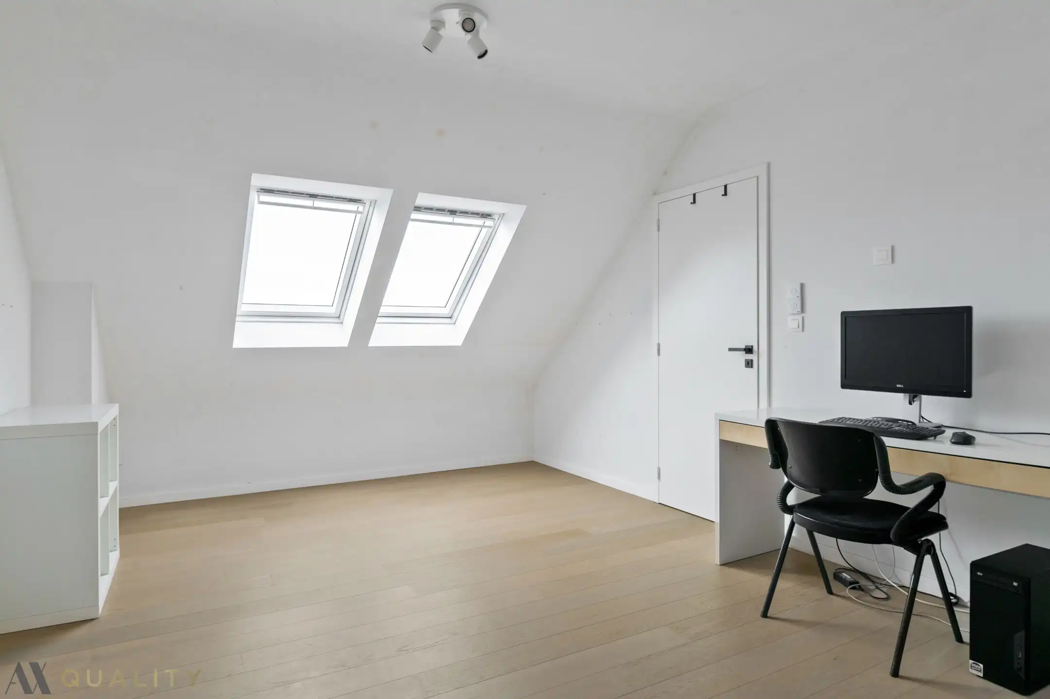 Moderne, energiezuinige woning met 5 slpk., 2 badk., bureel, inpandige garage, oprit, terras en tuin foto 16