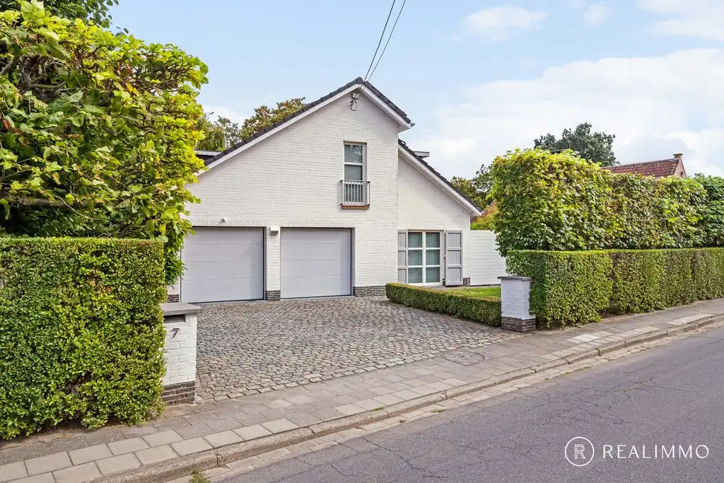 Ruime alleenstaande woning met prachtige tuin in Kooigem foto 2