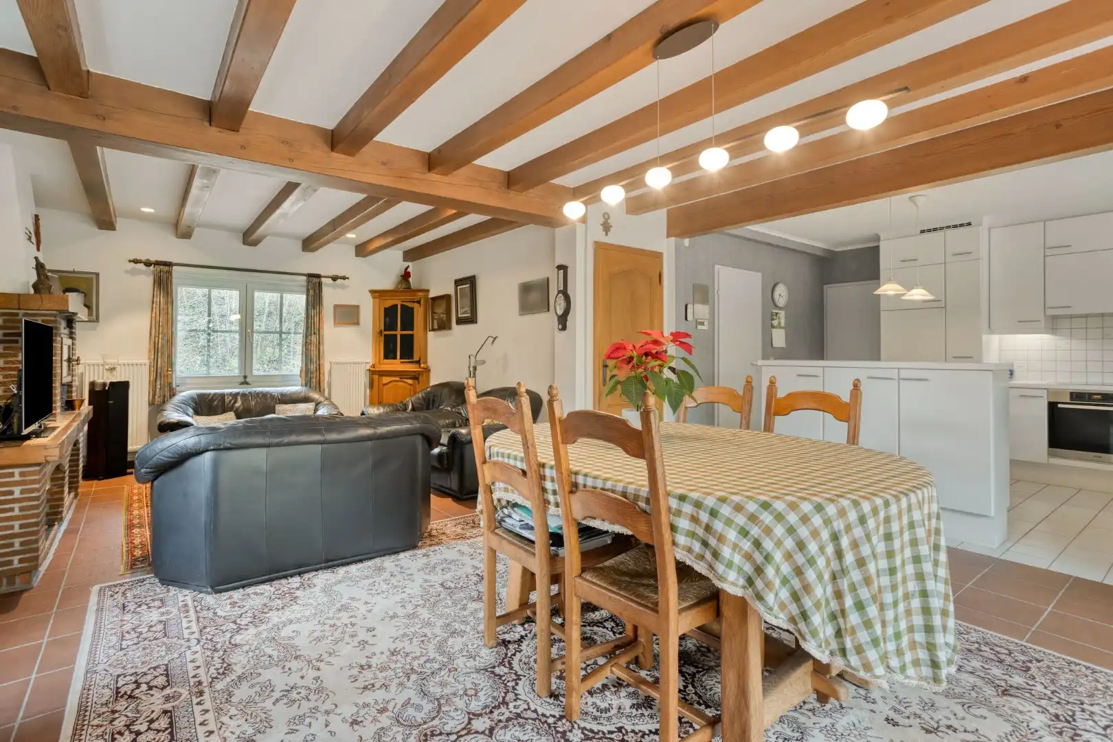 Alleenstaande woning met 2 slaapkamers, garage en grote tuin - verscholen in het groen. foto 4