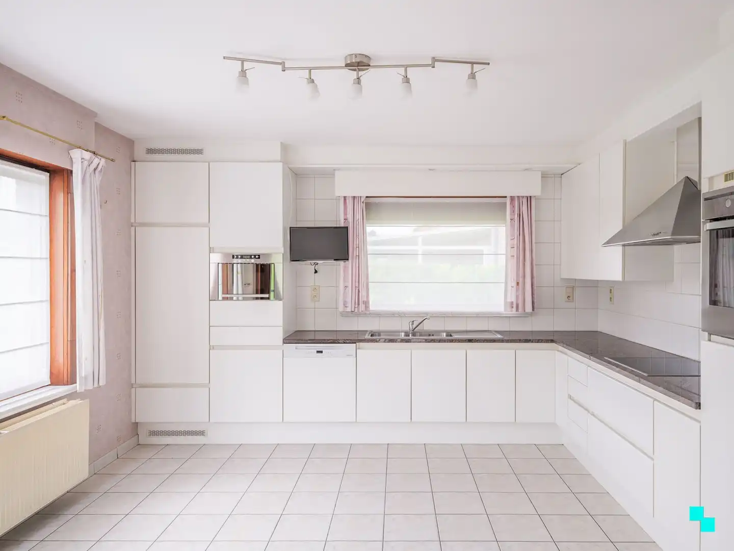 Uitzonderlijk ruime villa in rustige woonwijk foto 8