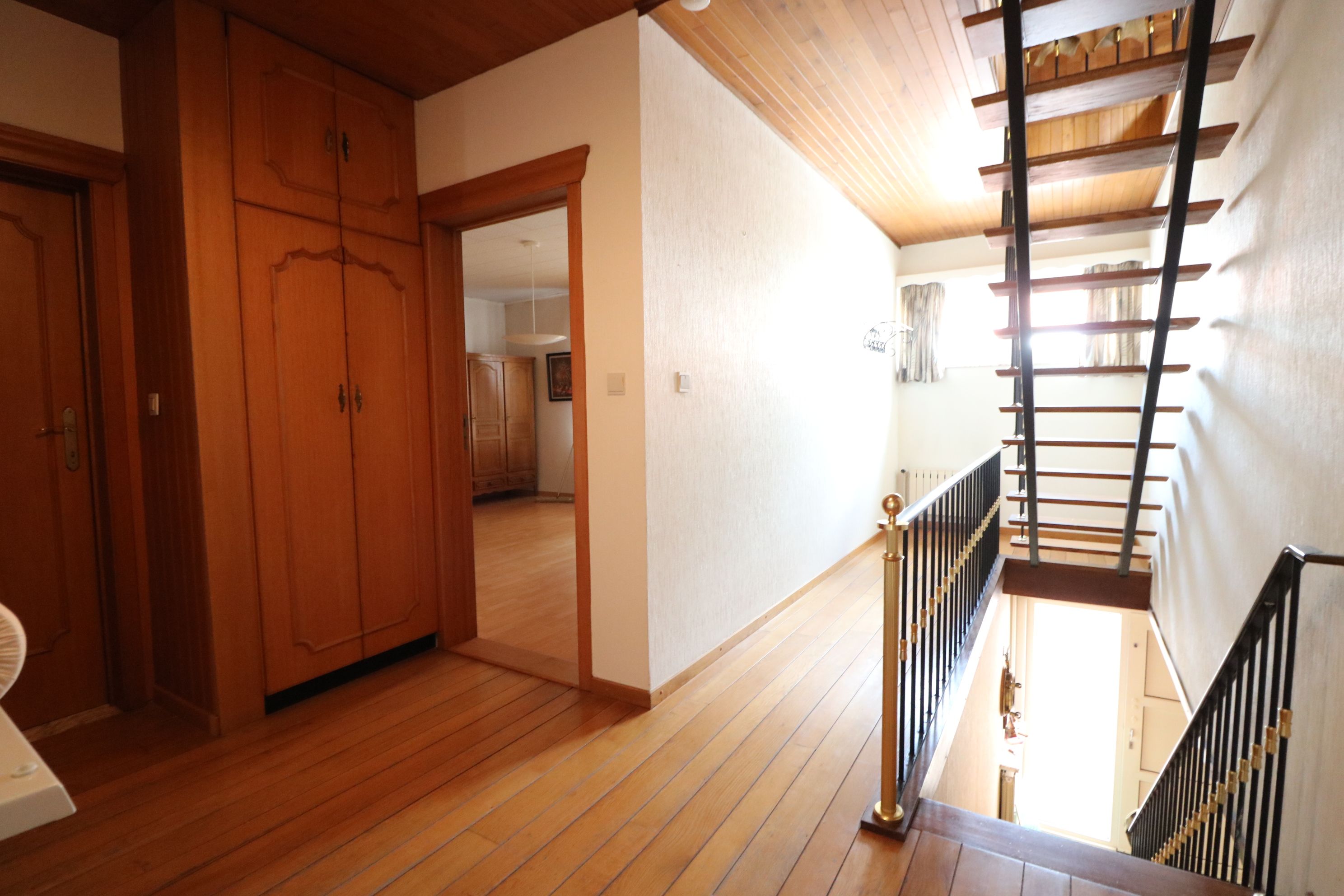  Zeer ruime woning met 5 slaapkamers, garages (8 wagens) en werkplaats. foto 10