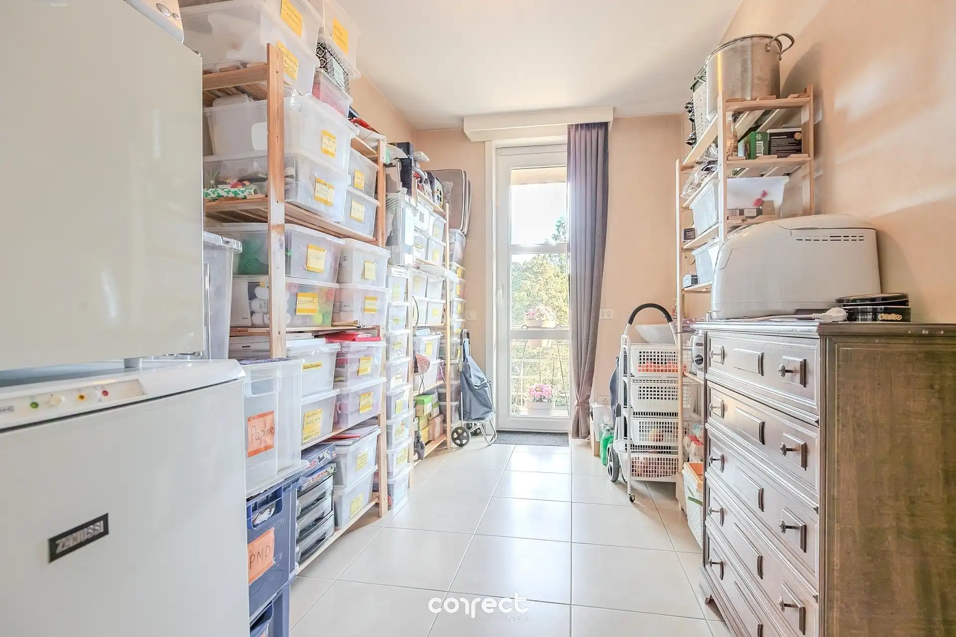 Centraal gelegen appartement met zicht op de markt van Torhout. foto 7