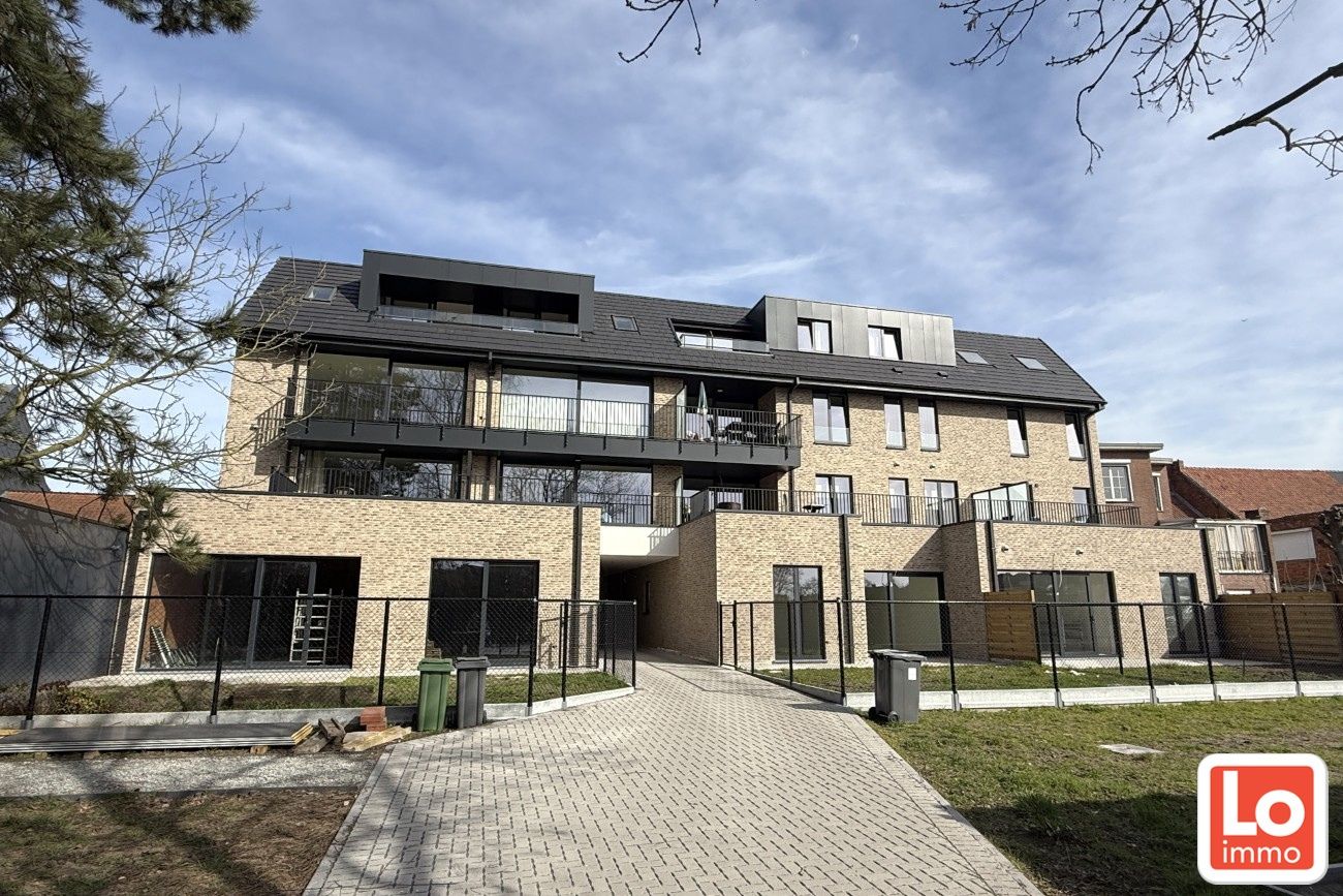Exclusief casco appartement met ruime kantoor of praktijkruimte met aparte ingang foto 2